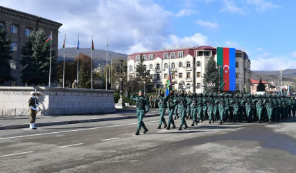 Xankəndi şəhərində Vətən müharibəsində əldə edilən Zəfərin üçüncü ildönümünə həsr olunan hərbi parad keçirilib.