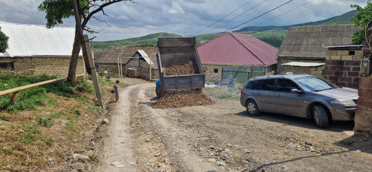 Göygöl rayonun Topalhəsənli kənddaxili yolları təmir olunur