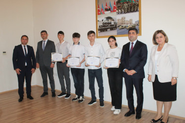 Göygöl Rayon İcra Hakimiyyətinin başçısı Elvin Paşayev 9-cü siniflər üçün keçirilən buraxılış imtahanlarında yüksək nəticə göstərən şagirdlərlə görüşüb