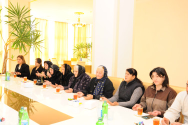 Şəhid ailələri ilə görüşlər davam edir