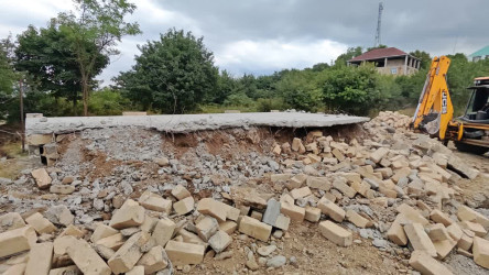 Bənövşəli kəndində qanunsuz tikili sökülüb