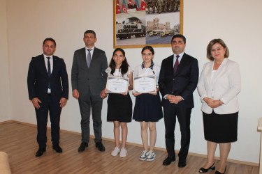 Göygöl Rayon İcra Hakimiyyətinin başçısı Elvin Paşayev 9-cü siniflər üçün keçirilən buraxılış imtahanlarında yüksək nəticə göstərən şagirdlərlə görüşüb