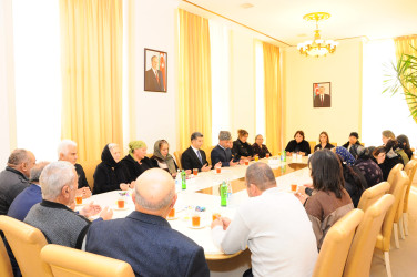 Şəhid ailələri ilə görüşlər davam edir