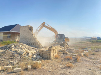 Bəhrambağ qəsəbəsində qanunsuz tikili sökülüb