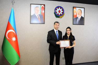Vüqar Novruzov şəhid övladı ilə görüşüb
