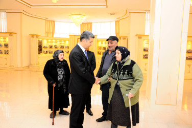 Şəhid ailələri ilə görüşlər davam edir