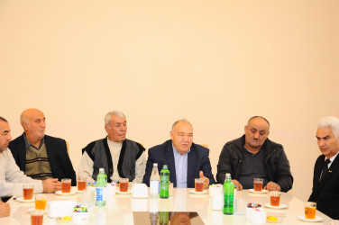 Şəhid ailələri ilə görüşlər davam edir