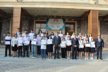 Göygöl Rayon İcra Hakimiyyətinin başçısı Elvin Paşayev 9-cü siniflər üçün keçirilən buraxılış imtahanlarında yüksək nəticə göstərən şagirdlərlə görüşüb