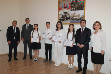 Göygöl Rayon İcra Hakimiyyətinin başçısı Elvin Paşayev 9-cü siniflər üçün keçirilən buraxılış imtahanlarında yüksək nəticə göstərən şagirdlərlə görüşüb