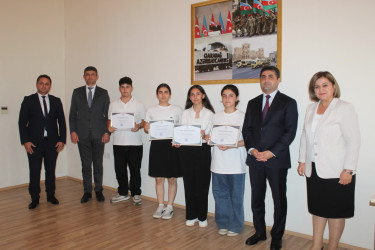 Göygöl Rayon İcra Hakimiyyətinin başçısı Elvin Paşayev 9-cü siniflər üçün keçirilən buraxılış imtahanlarında yüksək nəticə göstərən şagirdlərlə görüşüb