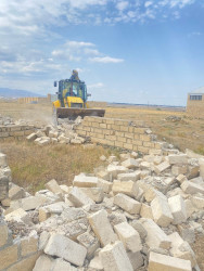 Üçtəpə kəndində qanunsuz tikili sökülüb