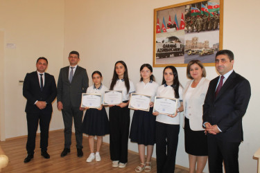 Göygöl Rayon İcra Hakimiyyətinin başçısı Elvin Paşayev 9-cü siniflər üçün keçirilən buraxılış imtahanlarında yüksək nəticə göstərən şagirdlərlə görüşüb