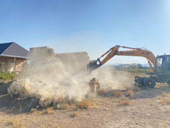 Bəhrambağ qəsəbəsində qanunsuz tikili sökülüb