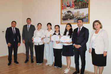 Göygöl Rayon İcra Hakimiyyətinin başçısı Elvin Paşayev 9-cü siniflər üçün keçirilən buraxılış imtahanlarında yüksək nəticə göstərən şagirdlərlə görüşüb