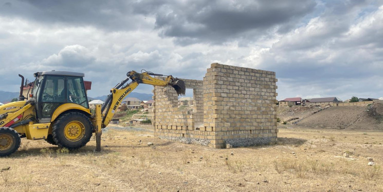 Firuzabad qəsəbəsində qanunsuz tikili sökülüb