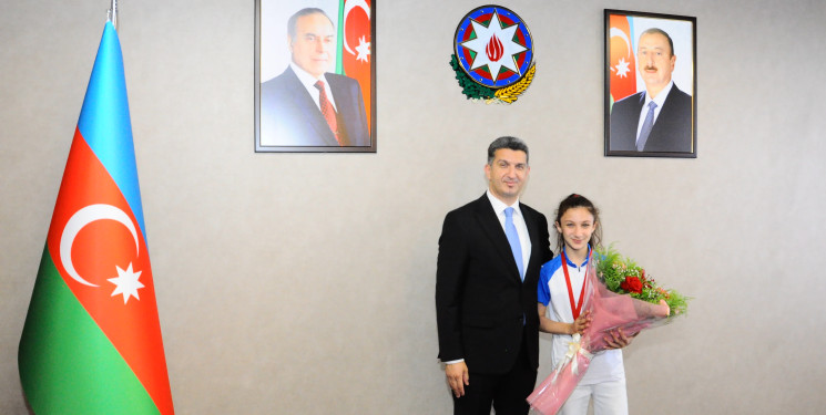 RİH başçısı şəhid övladı Aydan Hüseyinova ilə görüşüb