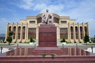 Mədəniyyət naziri Adil Kərimli Göygöl rayonunda vətəndaşların müraciətlərini dinləyib