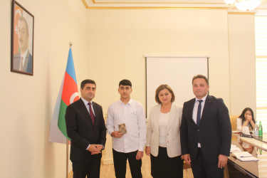 Göygöl Rayon İcra Hakimiyyətinin başçısı Elvin Paşayev yüksək balla ali təhsil müəssisələrinə qəbul olunan tələbələrlə görüşüb